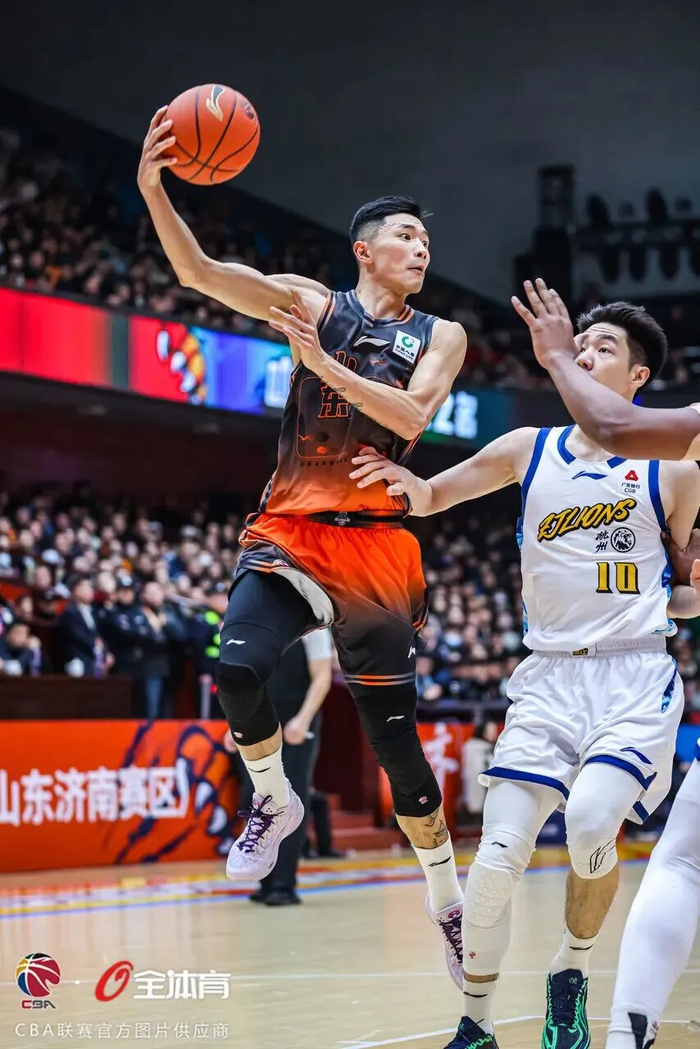 v站-球迷的呐喊与球队的蜕变：山东男篮主场战胜广厦背后的深层逻辑|山东队|浙江广厦|卫冕冠军|易建联|丁彦雨航_新浪体育_新浪新闻